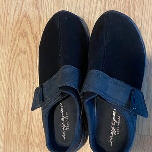 Preowned women’s Easy Spirit  Black Loafers 7-7.5